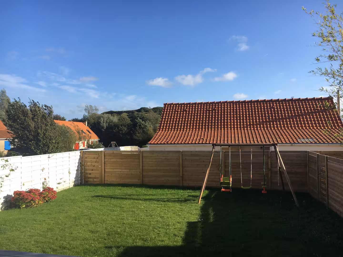Jardin clôturé et espace extérieur
